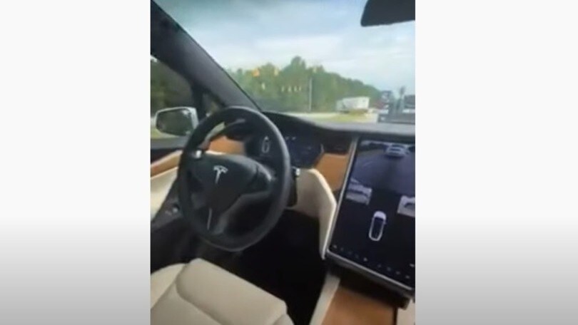 Fantasmi in autostrada, la Tesla sorpassa tutti da sola VIDEO