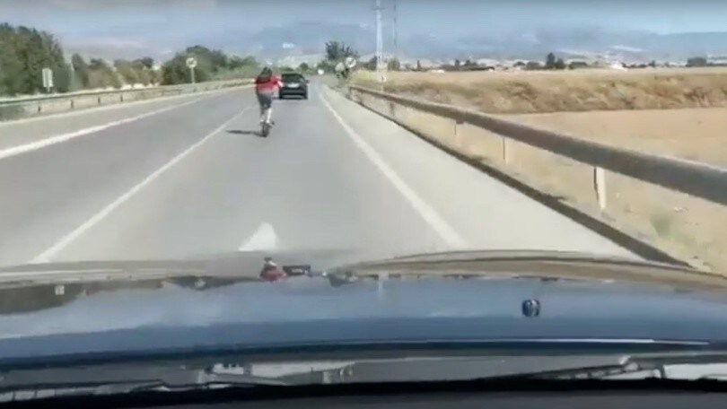 Aldo Serena, il video clamoroso: basta coi monopattini folli a più di 80 km/h! VIDEO