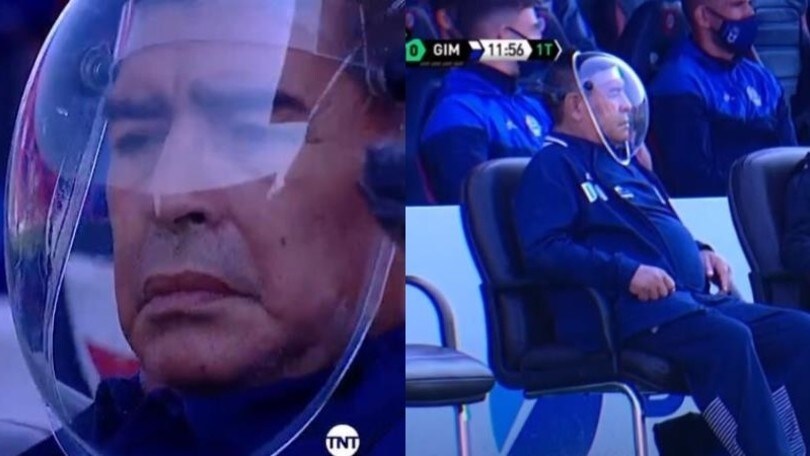 Maradona indossa un casco contro il Coronavirus