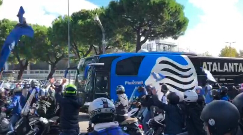 Atalanta, squadra accompagnata allo stadio da un corteo di tifosi