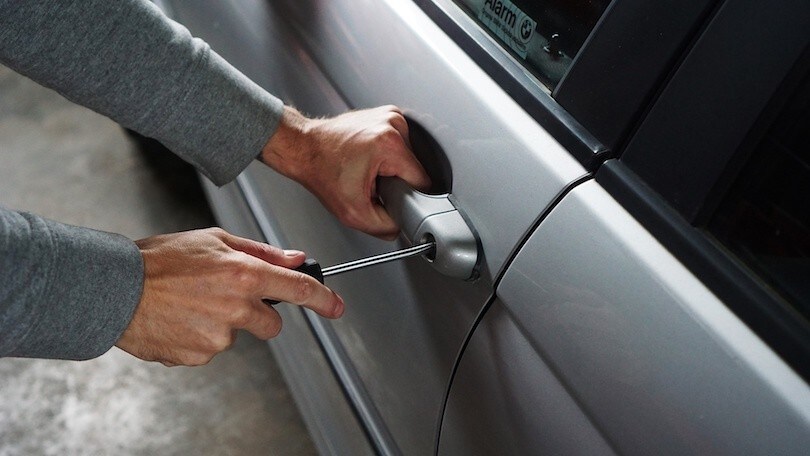 Burocrazia da brividi: gli rubano l’auto e paga 3.500 euro di multa del ladro