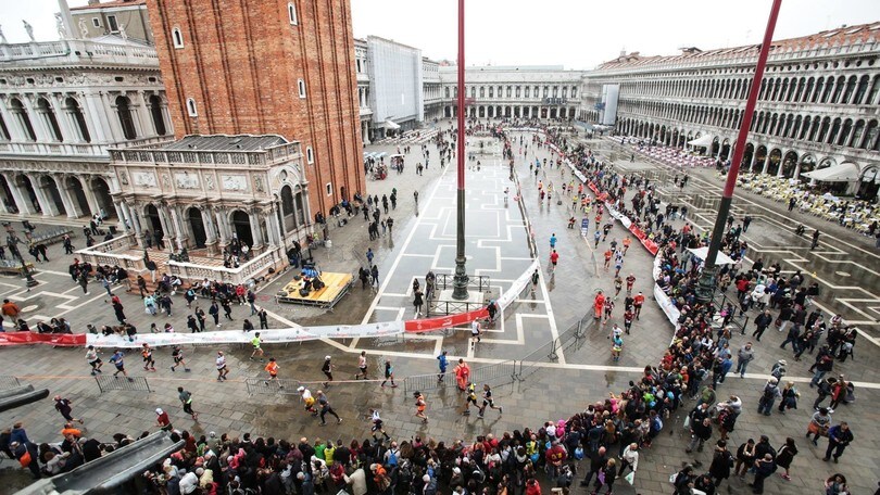 Svelata la maglia “Special Edition” Venicemarathon e HOKA ONE ONE