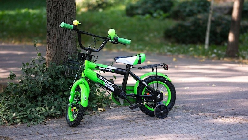Bici e monopattino parcheggiati mali: la multa è per due bimbi di 4 e 6 anni