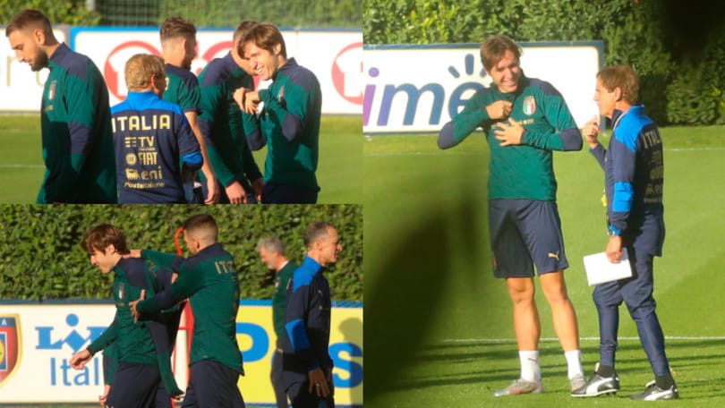 Italia: Chiesa, che sorrisi dopo la firma con la Juve!