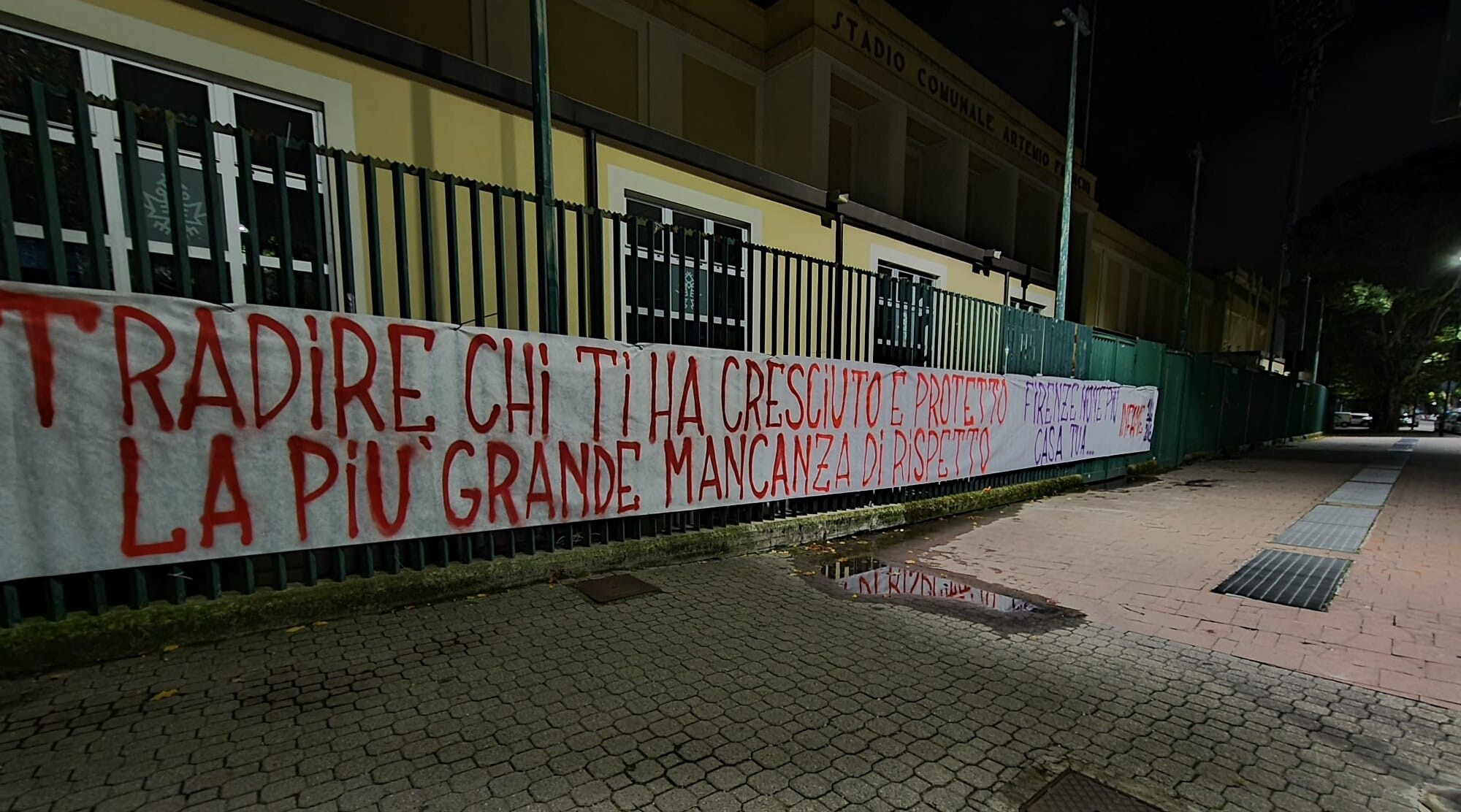 Chiesa, striscione dei tifosi della Fiorentina: "Ci hai tradito"