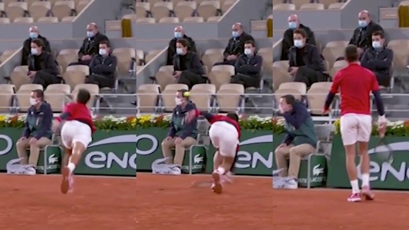 Roland Garros, Djokovic ci ricasca: colpito un altro giudice di linea