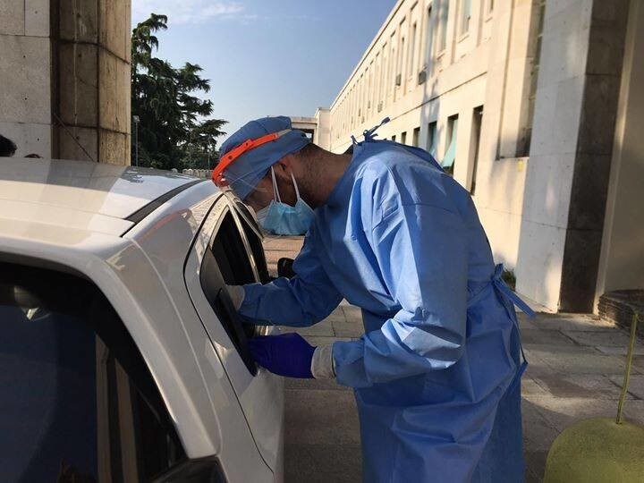 Coronavirus, tamponi in auto: ore di lunghe attesa e disagi al drive-in di Milano
