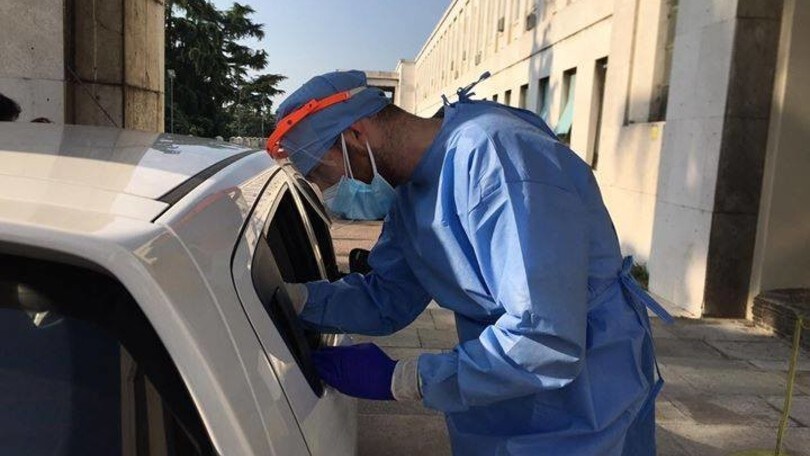 Coronavirus, tamponi in auto: ore di lunghe attesa e disagi al drive-in di Milano