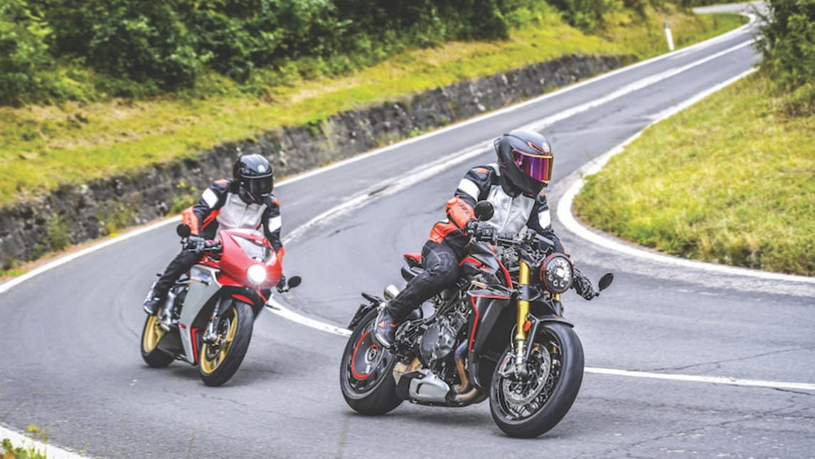 Stefano Accorsi in sella alle MV Agusta| gli scatti