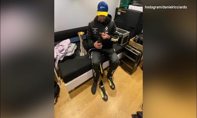 Ricciardo festeggia il podio con una bevuta...dalla scarpa!
