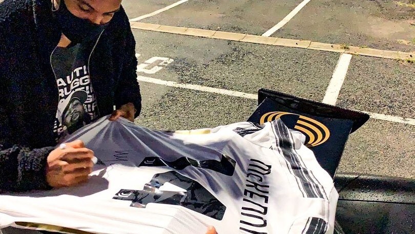 Juventus, McKennie con la nuova Nissan GT-R FOTO