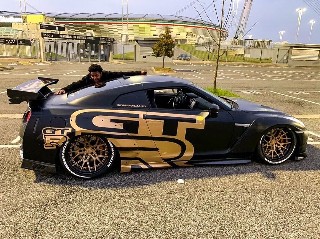 McKennie che regalino, sfila con la nuova Nissan GT-R all'Allianz Stadium