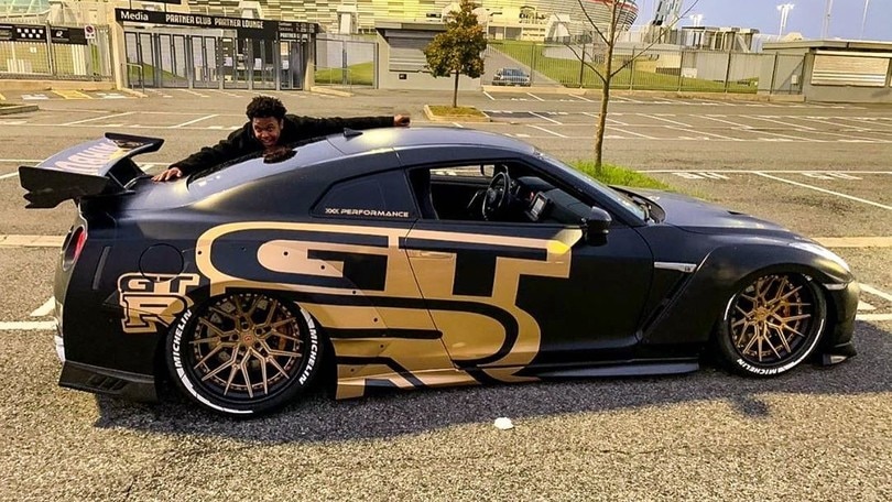 McKennie che regalino, sfila con la nuova Nissan GT-R all'Allianz Stadium