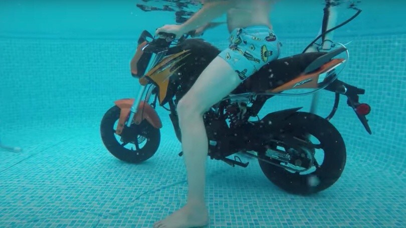 Moto sott’acqua, è possibile? Il video dell'esperimento