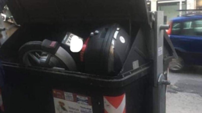 Incredibile a Roma, uno scooter buttato nel cassonetto dell'immondizia