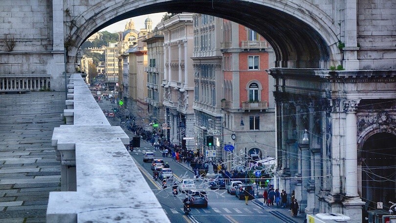 Attraversa sul rosso la strada col passeggino: automobilista milanese gli dà una testata