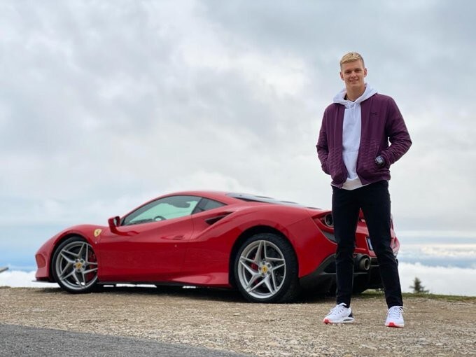 Mick Schumacher in Ferrari F8 Tributo: una coppia di eredi vincenti tra le nuvole