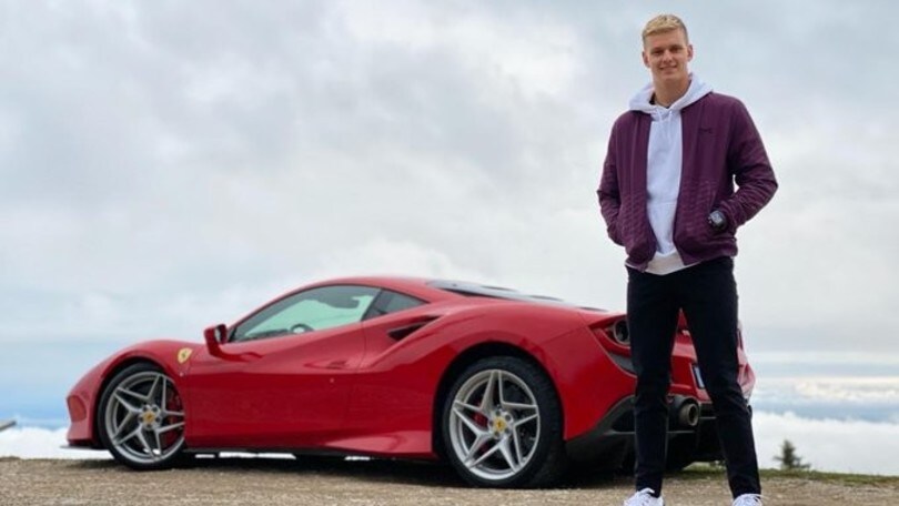 Mick Schumacher in Ferrari F8 Tributo: una coppia di eredi vincenti tra le nuvole
