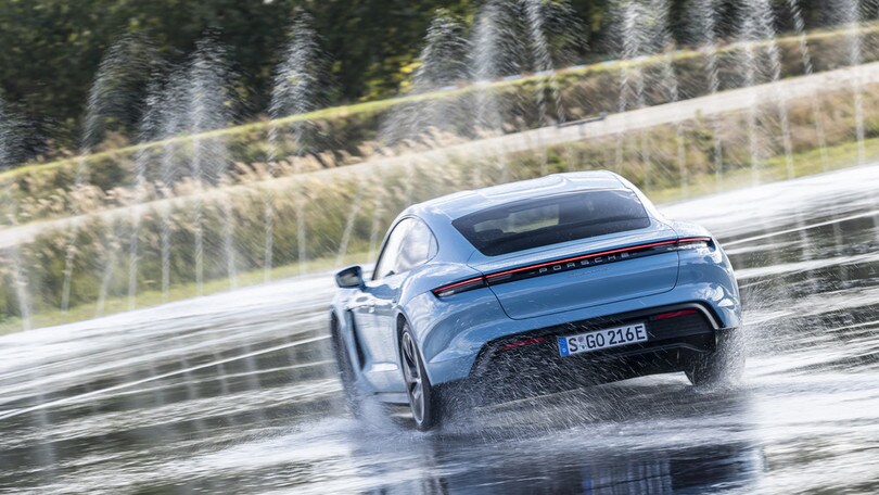 Porsche Taycan, la prova: le immagini