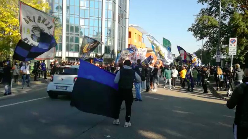 La Nord interista davanti all'ingresso pullman a San Siro prima del derby