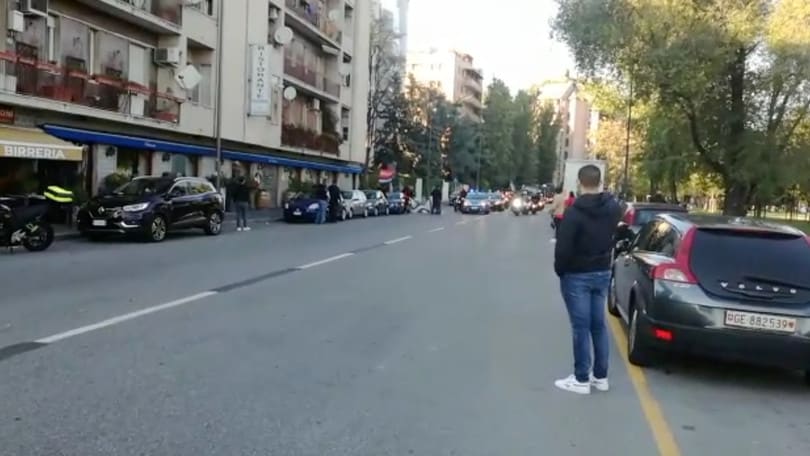 L'arrivo del pullman del Milan con i tifosi in parata sul motorini