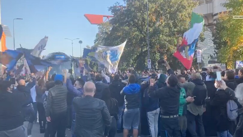 L'arrivo del pullman nerazzurro festeggiato dalla Curva Nord