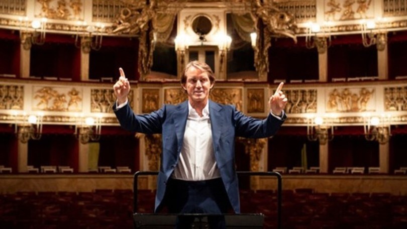 Mancini posa come un direttore d'orchestra al San Carlo