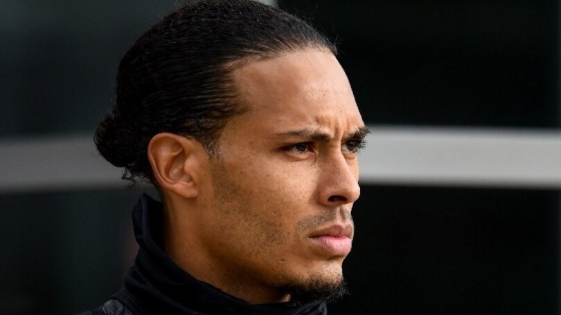 Van Dijk ko al ginocchio, sarà operato. Il Liverpool: "Tornerai più forte"