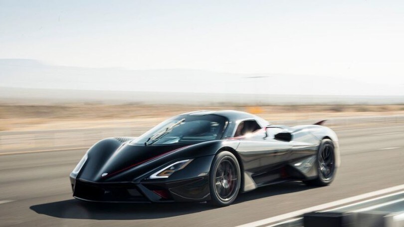 SSC Tuatara vola a 532,8 km/h: Bugatti e Koenigsegg demolite