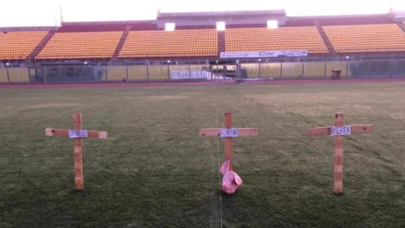 Livorno, testa di maiale e tre croci in campo: "Pagherete tutto"