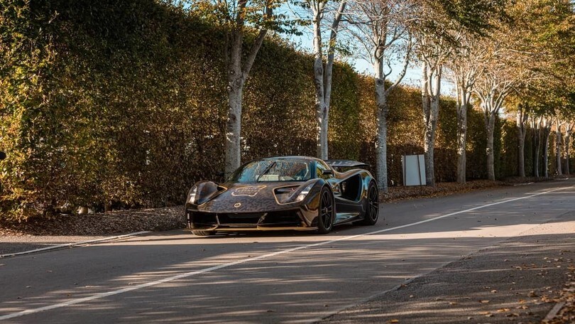 Lotus Evija a Goodwood con la livrea JPS: gli scatti