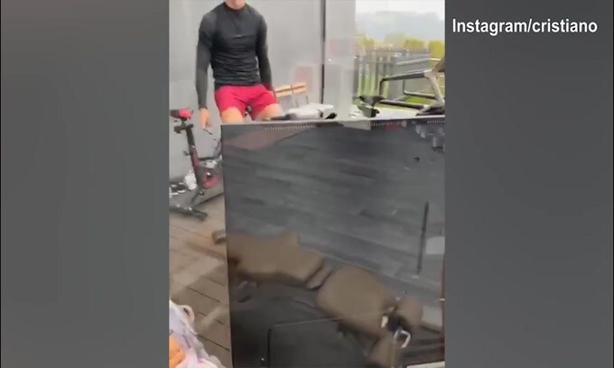 CR7, cambio look e messaggio social