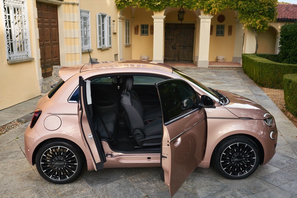 Nuova Fiat 500 3+1 full electric: una porta in più e 320 km controvento