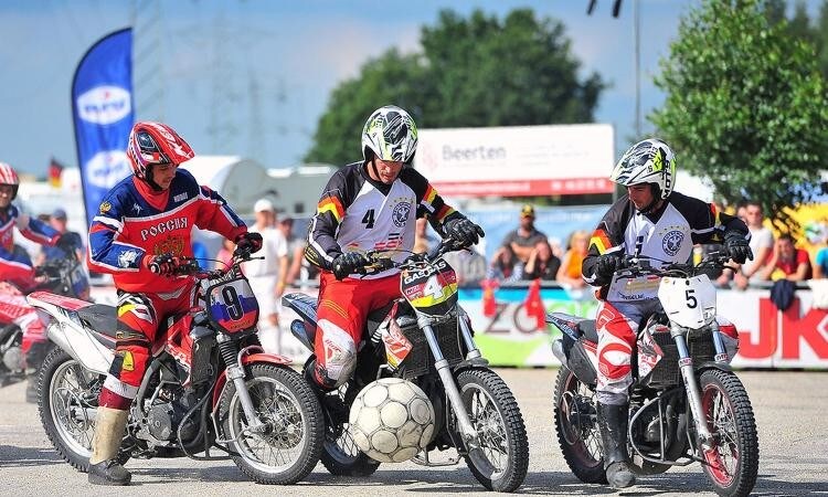 Motoball: sali in moto e giochi a calcetto! | VIDEO