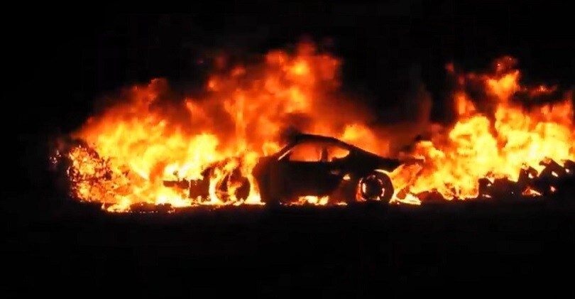 Vendetta sulla Porsche: moglie incenerisce l'auto dell'ex marito
