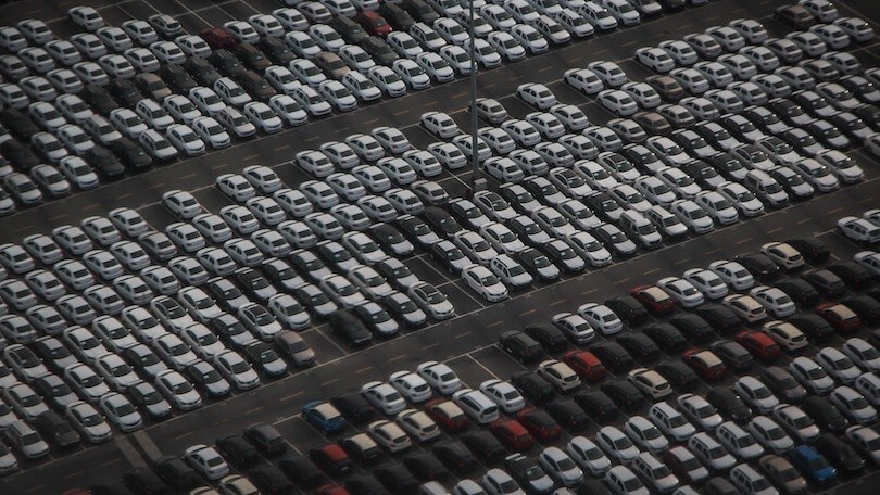 Incentivi auto, gli italiani li vogliono per benzina e Diesel, ma il futuro è elettrico