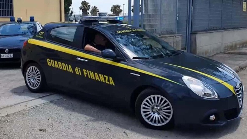 Rimini, percepivano il Reddito di Cittadinanza e acquistavano auto di lusso
