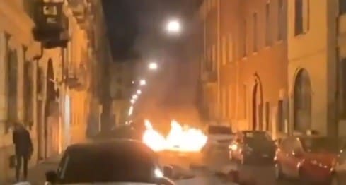 Torino, protestano contro il DPCM e danno fuoco ai monopattini | VIDEO