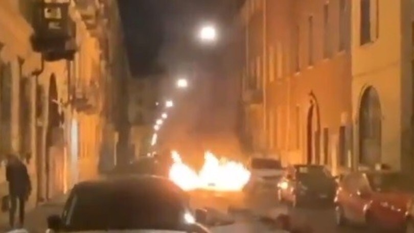 Torino, protestano contro il DPCM e danno fuoco ai monopattini | VIDEO