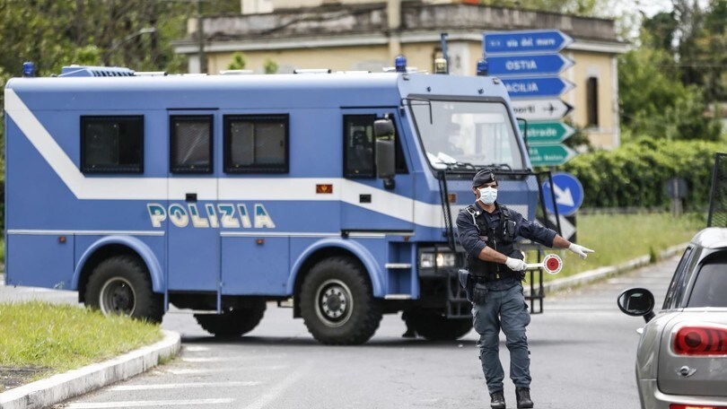 Brescia, senza patente e con targa finta: maxi multa per il "trucchetto della L"