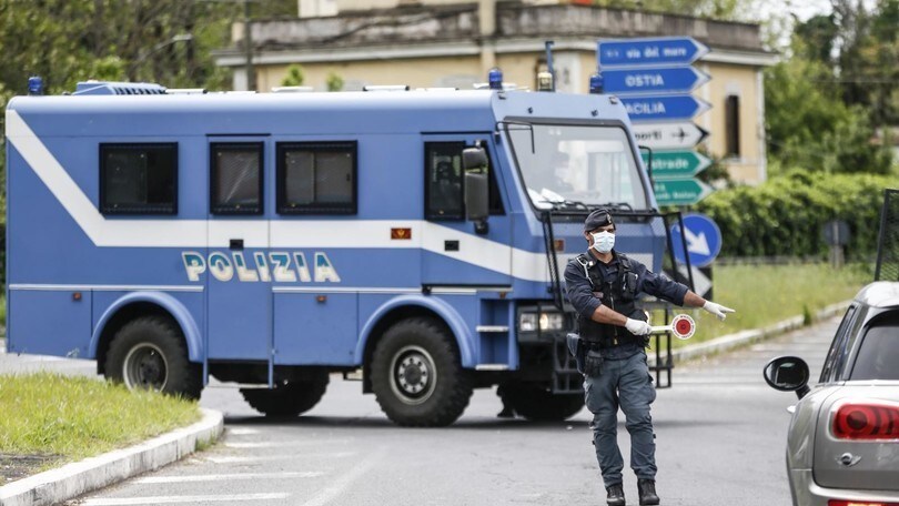 Brescia, senza patente e con targa finta: maxi multa per il "trucchetto della L"