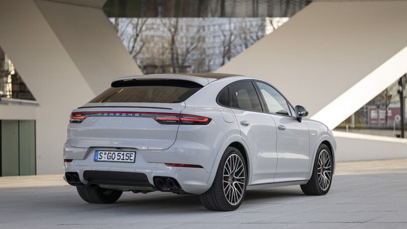 Porsche Cayenne E-Hybrid: maggiore autonomia con la nuova batteria