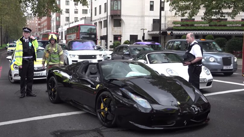Londra, incidente da record per due Ferrari e una BMW M6 | VIDEO