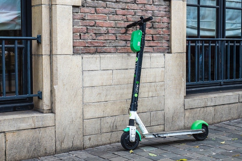 Stretta su monopattini elettrici: velocità limitata su strada aperta e zone pedonali