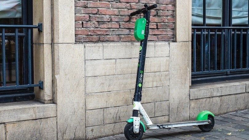Stretta su monopattini elettrici: velocità limitata su strada aperta e zone pedonali