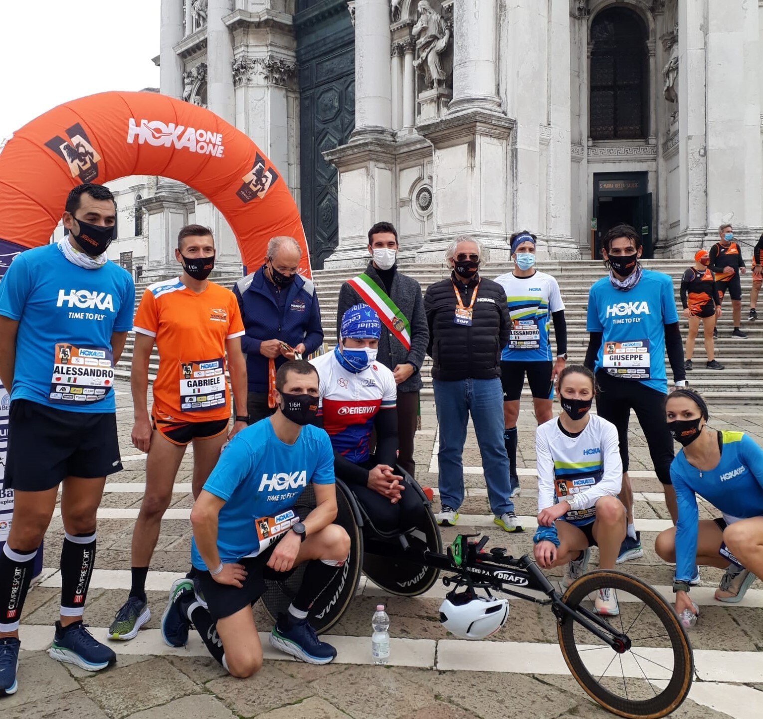 3 atleti rappresentanti del popolo dei maratoneti hanno corso la Hoka One One Venicemarathon