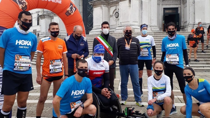 3 atleti rappresentanti del popolo dei maratoneti hanno corso la Hoka One One Venicemarathon