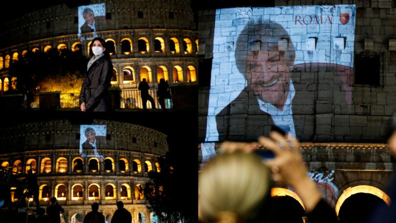 L'addio di Roma a Gigi Proietti. Foto proiettata al Colosseo e Campidoglio