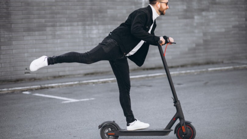 Spende 1000 euro per monopattino da 100 km/h: multa per eccesso di velocità