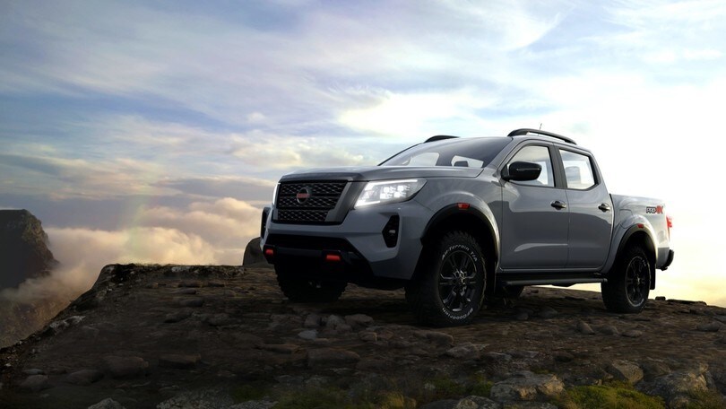 Nissan Navara restyling, il pick-up mostra la faccia da duro